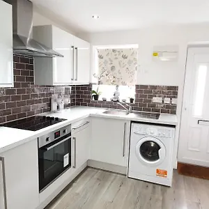 Trendy, Modern Garden Posh Peckham Apartment London